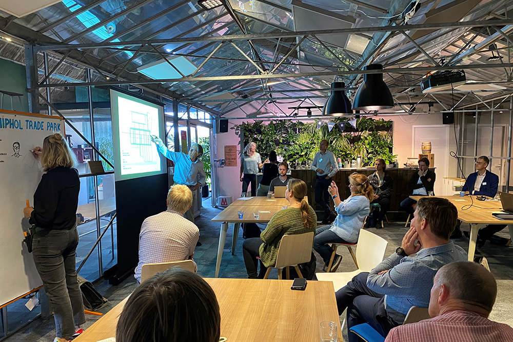 Ter voorbereiding op een geslaagde Workshop ecologie op het Schiphol trade park geeft lodewijk een korte presentatie.