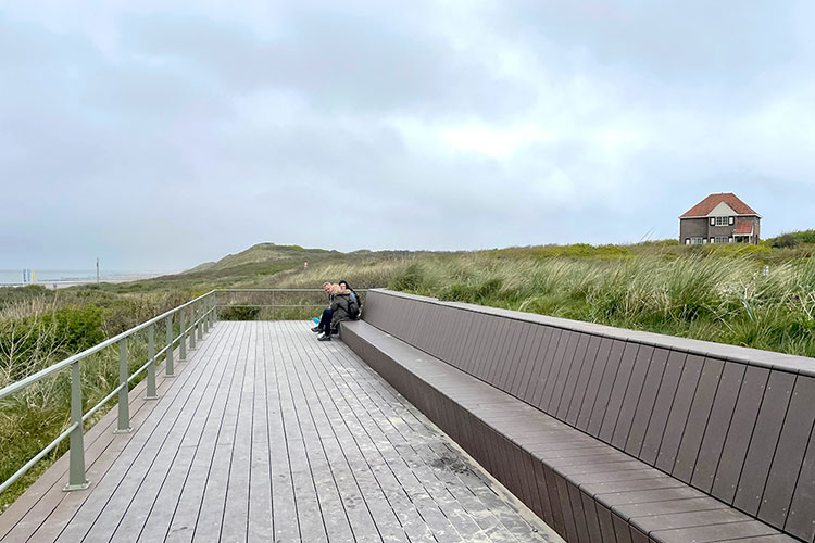 het zeebalkon is in de duinen ingebed