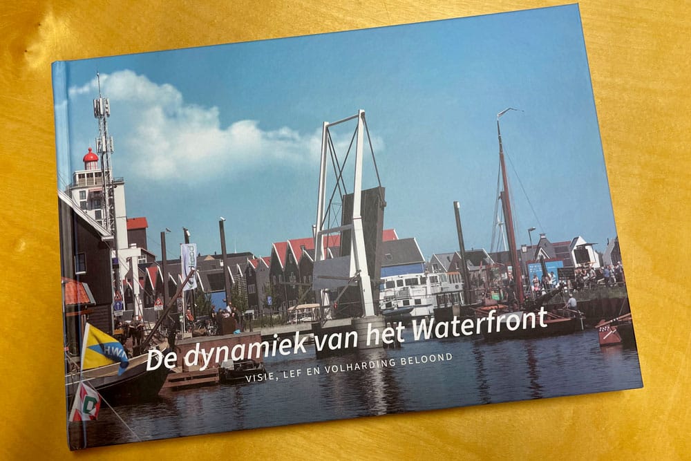 de voorkant van het boek laat een opengaande brug zien met de bebouwing van het Waterfront in de achtergrond