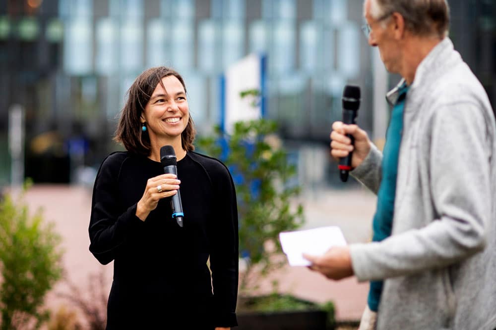 Marie-Laure in gesprek met de wethouder voor de start bouw van het Van Leeuwenhoekpark in Delft