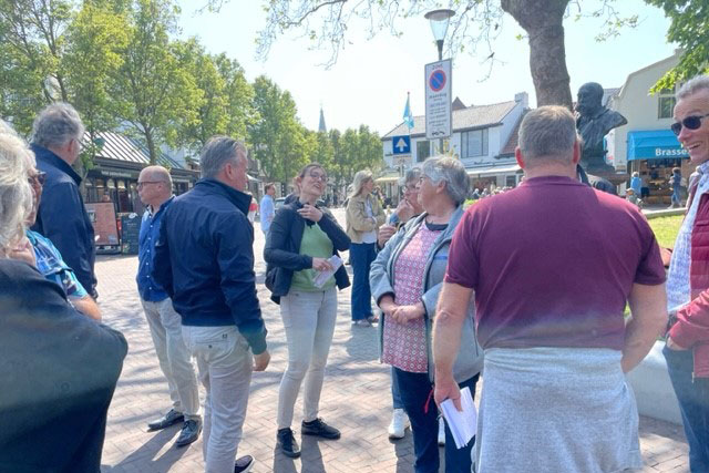 met de mensen van de werkgroep staan we op het groentje onderdeel van de hoofdstraat van Domburg