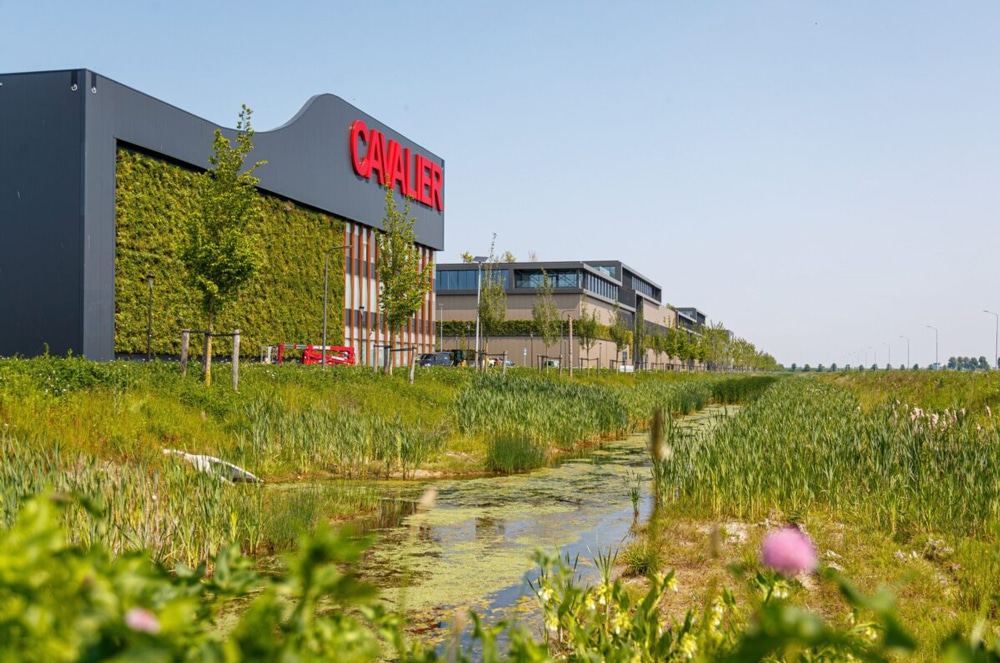 groene gevels en natuurlijke oevers in Schiphol Trade Park