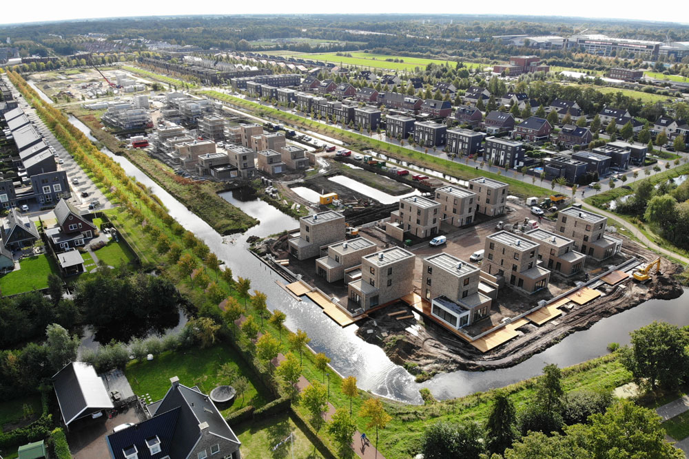 luchtfoto toont de vorderingen van de bouw van de wijk
