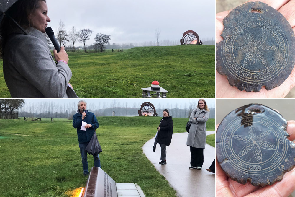 beelden tonen de sprekers bij de opening en het gevonden amulet